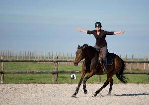 Mathilde Bremer gestionnaire d’Harmonie Nutrition Équine qui monte son cheval Oriot