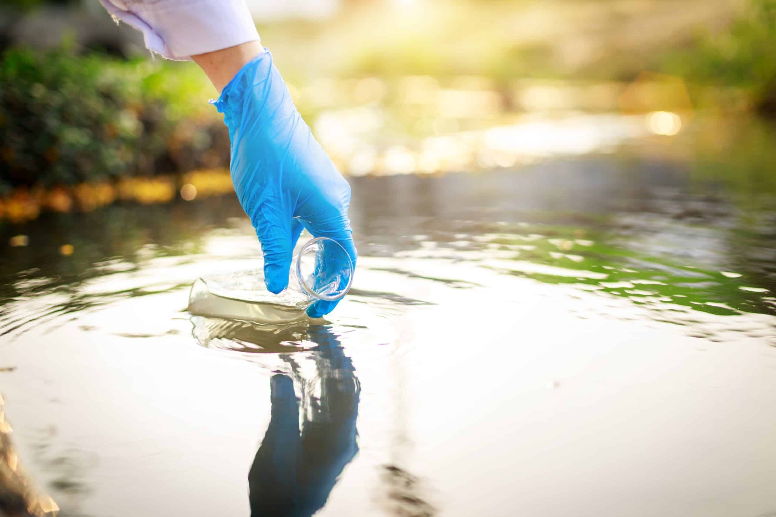 Comment prélever de l'eau pour faire une analyse ?