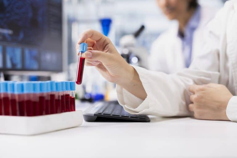 Lire la suite à propos de l’article Peut-on connaître le statut nutritionnel de son cheval avec une analyse de sang ou de crins ?